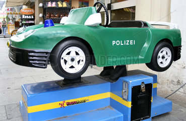 Spielzeug-Polizeiauto in der Fussgaengerzone
