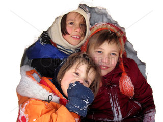 Berlin  drei Kinder sitzen in einer Schneehoehle