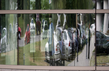 Aachen  Autos spiegeln sich in einer Glasfassade