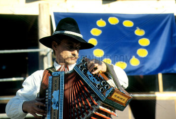 Akkordeon spielender Mann in Tracht