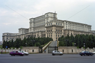 Blick zum Parlamentspalast (Palatul Parlamentului) in Bukarest  Rumaenien