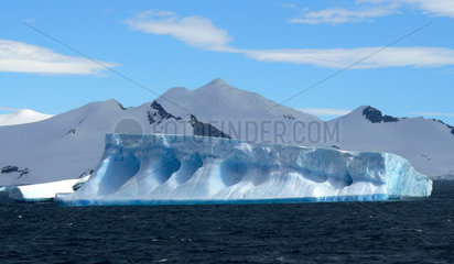 Antarktis  Felsen und Eisberg