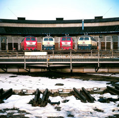 Lokomotiven vor Lokschuppen