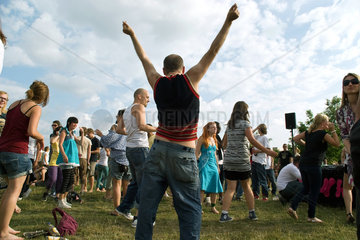 Berlin  Deutschland  tanzende Menschen im Mauerpark an einem Sonntag
