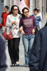 Peking  junge Frauen auf dem Chang'an Boulevard