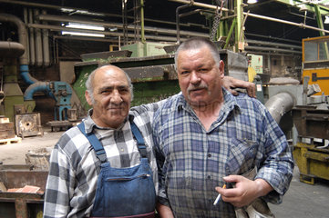 Portrait zweier Fabrikarbeiter