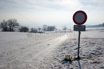 Riedlingen  Verkehrszeichen an einem Feldweg