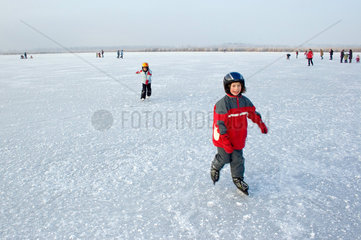 Bad Buchau  Kinder laufen auf dem zugefrorenen Federsee Schlittschuh