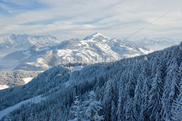 Niederau  Blick ueber die Berglandschaft Wildschoenau in Tirol