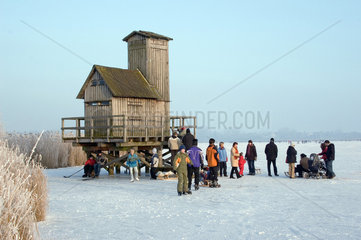 Bad Buchau  Touristen auf dem zugefrorenen Federsee