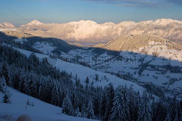 Niederau  Blick ueber die Berglandschaft Wildschoenau in Tirol