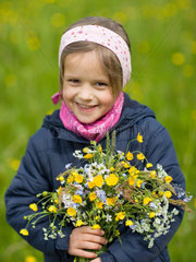 Riedlingen  ein Kind mit einem frisch gepflueckten Blumenstrauss