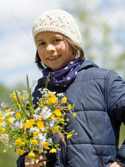 Riedlingen  ein Kind mit einem frisch gepflueckten Blumenstrauss