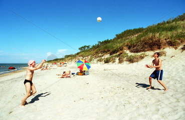 Jugendliche spielen Beachvolleyball am Strand in Lesnoje  Kurische Nehrung  Russland