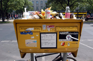 Schmutziger Briefkasten in Berlin