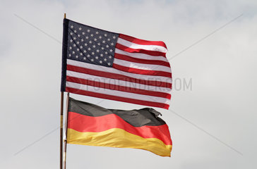 Schoenefeld  Deutschland  Nationalfahnen von Deutschland und den USA