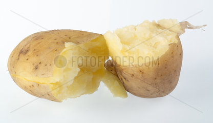 Aufgebrochene Kartoffel mit Schale
