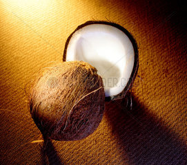 halbierte Kokosnuss auf Kokosmatte