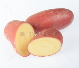 Rote Kartoffeln mit Schale als Freisteller