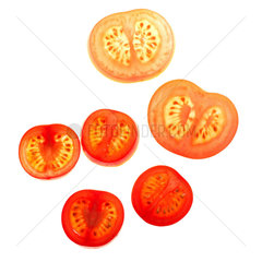Halbierte Tomaten als Freisteller