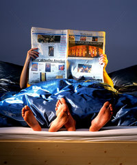 Zeitunglesen im Bett