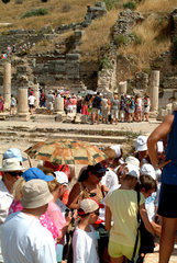 Tuerkei  Touristen in den Ruinen der antiken Stadt Ephesus
