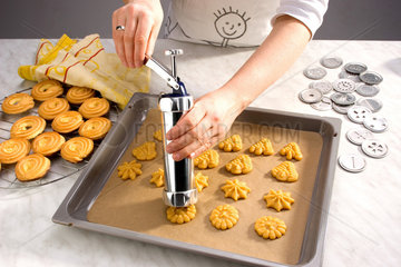 Kekse backen mit einer Gebaeckpresse