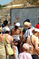 Tuerkei  Touristen vorm Lageplan der antiken Stadt Ephesus