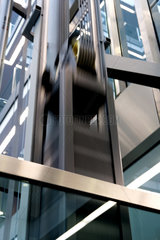 Gegengewicht und obenhaengende Seilrolle von einem Aufzug