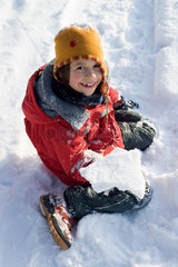 Riedlingen  ein Kind spielt im Schnee