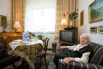Mainz  eine aeltere Frau sitzt auf einem Sessel in ihrem Zimmer