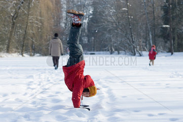 Riedlingen  ein Kind macht einen Handstand im Schnee