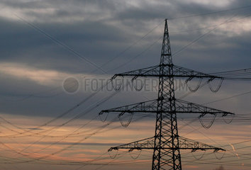 Strommasten im Abendlicht