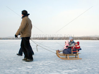 Bad Buchau  eine Familie geht auf dem zugefrorenen Federsee spazieren
