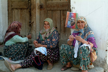 Tuerkei  drei aeltere Frauen sitzen vor einem Haus