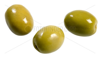 Drei gruene Oliven als Freisteller
