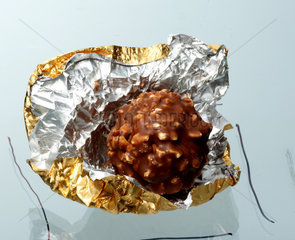 Ein ausgepacktes Ferrero Rocher