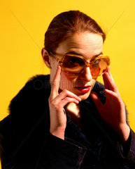 Erotisch blickende Frau mit Sonnenbrille
