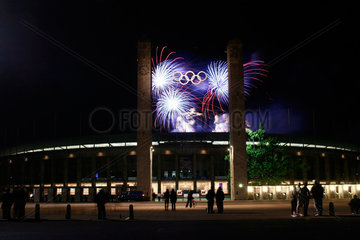 Berlin  Deutschland  Feuerwerk der Pyronale 2009 ueber dem Olympiastadion