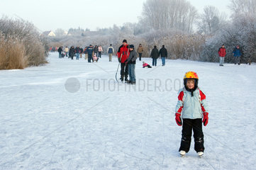 Bad Buchau  Menschen gehen auf dem zugefrorenen Federsee spazieren