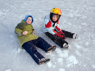 Bad Buchau  Kinder sitzen auf dem zugefrorenen Federsee