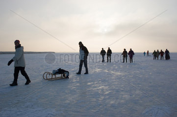 Bad Buchau  Touristen gehen auf dem zugefrorenen Federsee spazieren