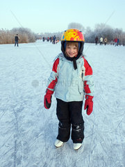 Bad Buchau  ein Kind lernt Schlittschuhlaufen auf dem zugefrorenen Federsee