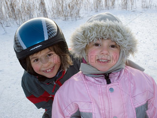 Bad Buchau  zwei Kinder in Winterkleidung