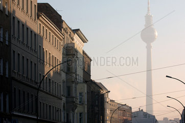 Mietshaeuser mit Fernsehturm  Berlin