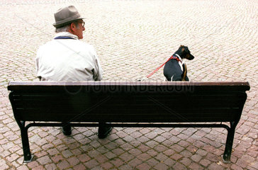 Rentner mit Hund  Berlin