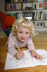 Kind mit einem Vorschulbuch  Berlin