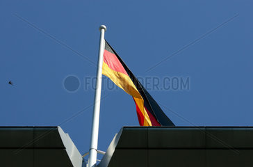 Deutsche Nationalflagge auf einem Hausdach