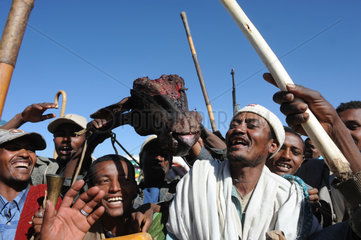 Mangudo  Aethiopien  Menschen mit einem Ochsenkopf bei der Einweihung der Schule