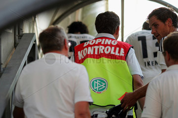 Berlin  Deutschland  Dopingkontrolleure begleiten einen Fussballer zur Kontrolle